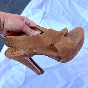 DVF Tan suede platform heels - Size 6.5. Super comfortable!!! Vintage!